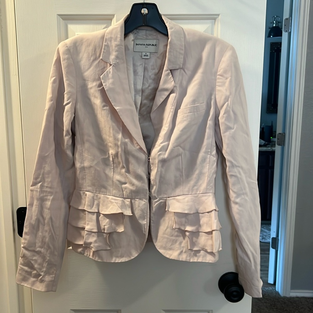 Banana Republic light pink blazer size 4 / small. I will steam before delivery.